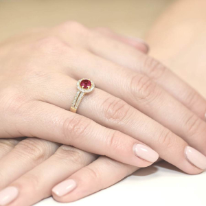 Pierścionek z Rubinem 0,60ct i Diamentami złoto próby 585. W-0087R